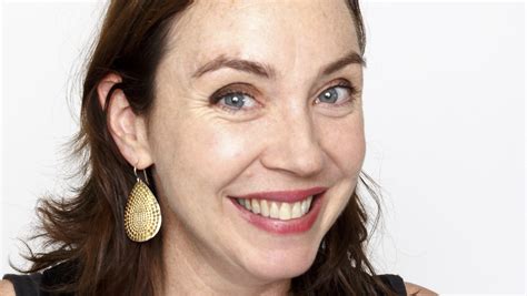 who plays flo|How Stephanie Courtney Got Her Job As Flo In The。